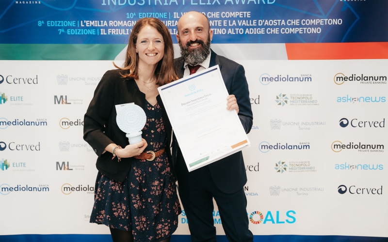 Foto con Michela Moraldo e Gaspare Piemontese che mostrano il riconoscimento